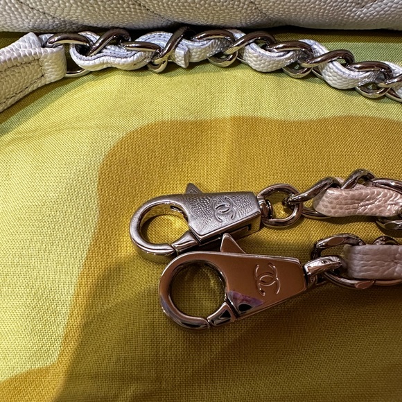 Chanel pearlescent white coco handle medium/large size. - Picture 16 of 16